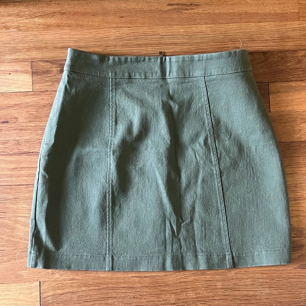 Forever 21. M W28 Olive Green Mini Skirt